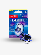 Alpine SleepDeep i blå eske med tegning av et øre, foran en åpen mørkeblå oppbevaringsboks med to hvite, ovale ørepropper
