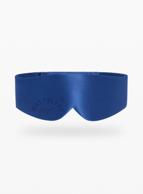 Koboltblå, bred sovemaske i blank silke formet som et bånd, med Nattelyst-logo preget i stoffet