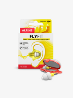 Alpine FlyFit i gul eske med tegning av et øre, foran en åpen rød oppbevaringsboks med to hvite ørepropper med gule filtre