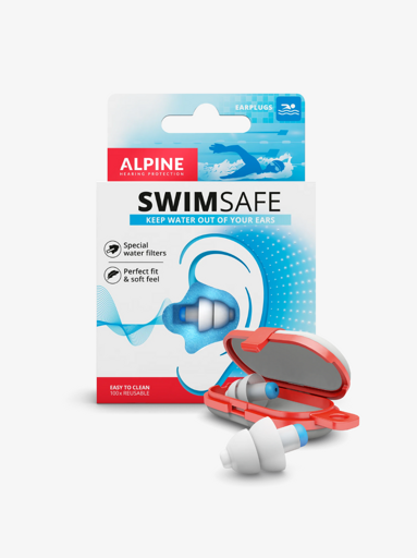 Alpine SwimSafe i lyseblå eske med tegning av en svømmer og et øre, foran en åpen rød oppbevaringsboks med to hvite ørepropper med blå filtre