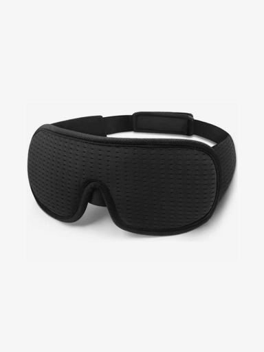 Svart, formstøpt sovemaske med hullmønster i stoffet, buet rundt øynene og med justerbar stropp