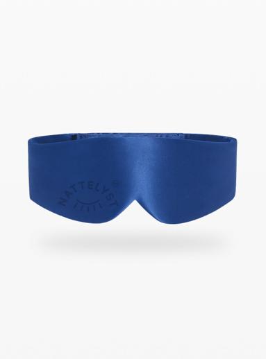 Koboltblå, bred sovemaske i blank silke formet som et bånd, med Nattelyst-logo preget i stoffet