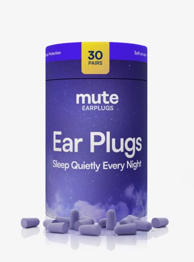 Lilla boks merket Mute Ear Plugs, 30 pairs, med lilla skumpropper strødd foran boksen